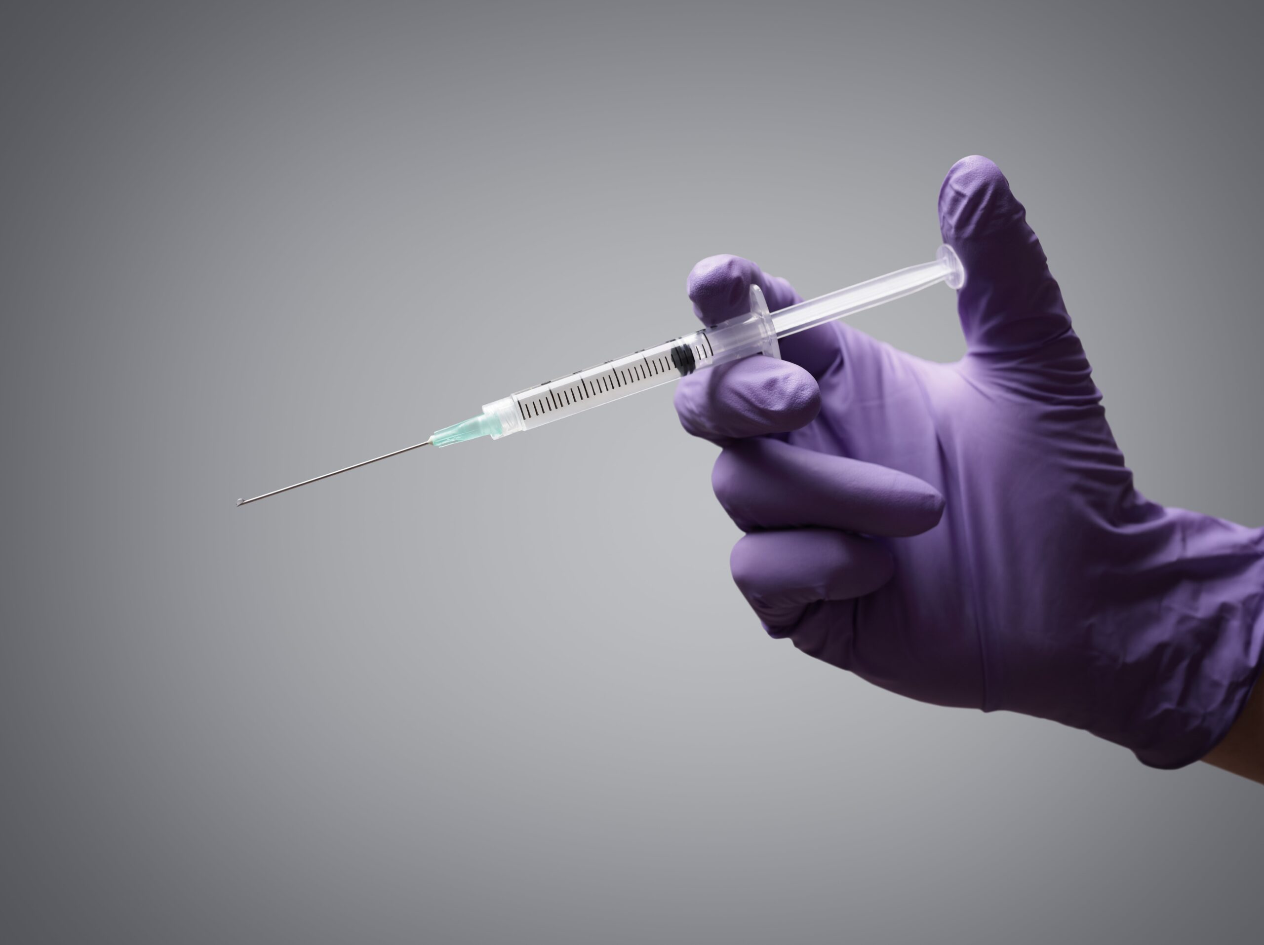 doctor-holding-medical-syringe-2021-08-26-22-29-58-utc-min D'Aura doctor holding medical syringe 2021 08 26 22 29 58 utc min 1 scaled